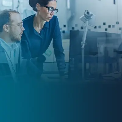 Dois colegas a analisar ecrã: Equipa de engenharia em sessão de consultoria e análise de projeto